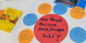 Karton mit Text Her lernst du , wie eine Gruppe tickt