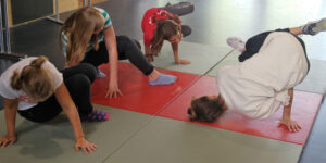 Vier Mädchen üben Breakdance