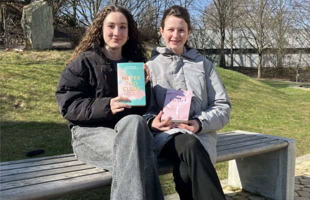 Emilia und Marit werden zu Literaturkritikerinnen