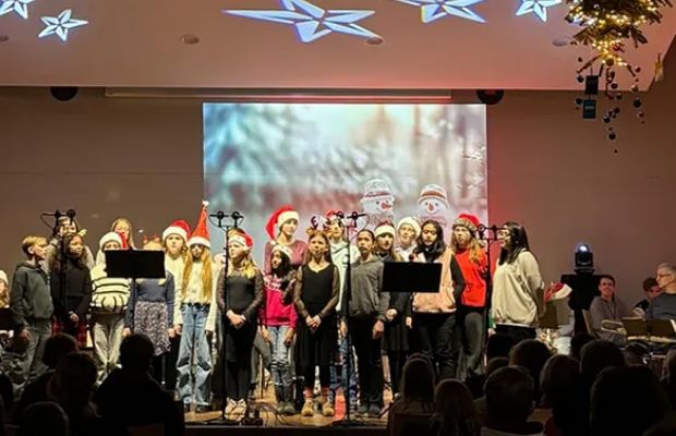 Weihnachtszeitreise in der EMG-Aula