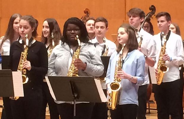 40 Schüler-Saxophone in der Philharmonie