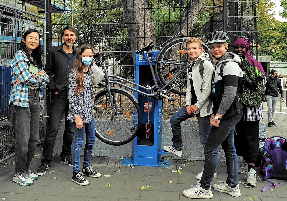 Fahrradstation vor dem Schuleingang