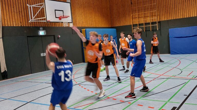Mehrere Kinder spielen Basketball