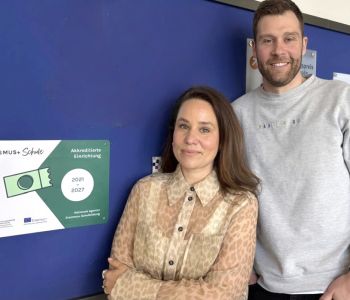 Ein Mann und eine Frau vor einer blauen Wand