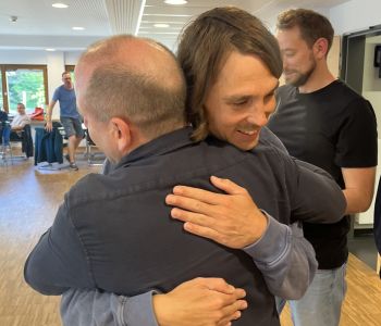 Zwei Männer umarmen sich.