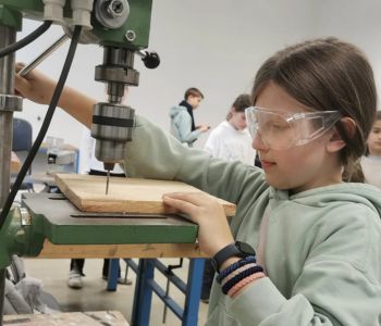 Kind steht an Standbohrer