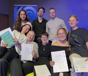 Melika und Hanna gewinnen Poetry-Slam-Wettbewerb