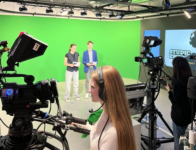 Besuch beim WDR: Klasse 8e produziert eigene Sendungen